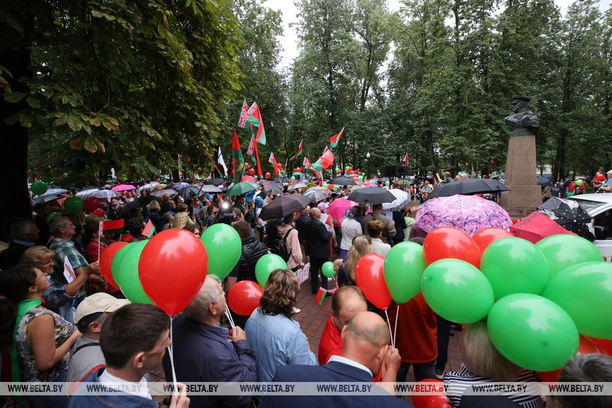 FOTOS. Mitin de signo izquierdista y nacionalista en Minsk. Partidarios del Presidente bielorruso salen a la calle en la capital. Imágenes vía  @BeltaNoticias