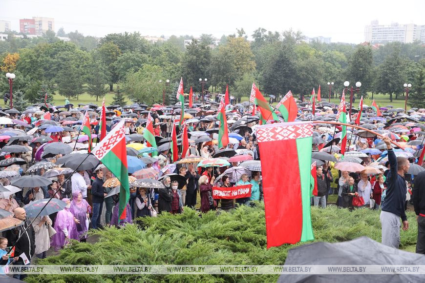 FOTOS. Mitin de signo izquierdista y nacionalista en Minsk. Partidarios del Presidente bielorruso salen a la calle en la capital. Imágenes vía  @BeltaNoticias