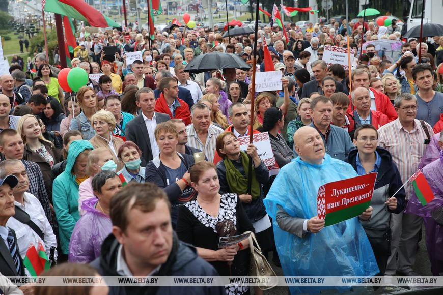 FOTOS. Mitin de signo izquierdista y nacionalista en Minsk. Partidarios del Presidente bielorruso salen a la calle en la capital. Imágenes vía  @BeltaNoticias