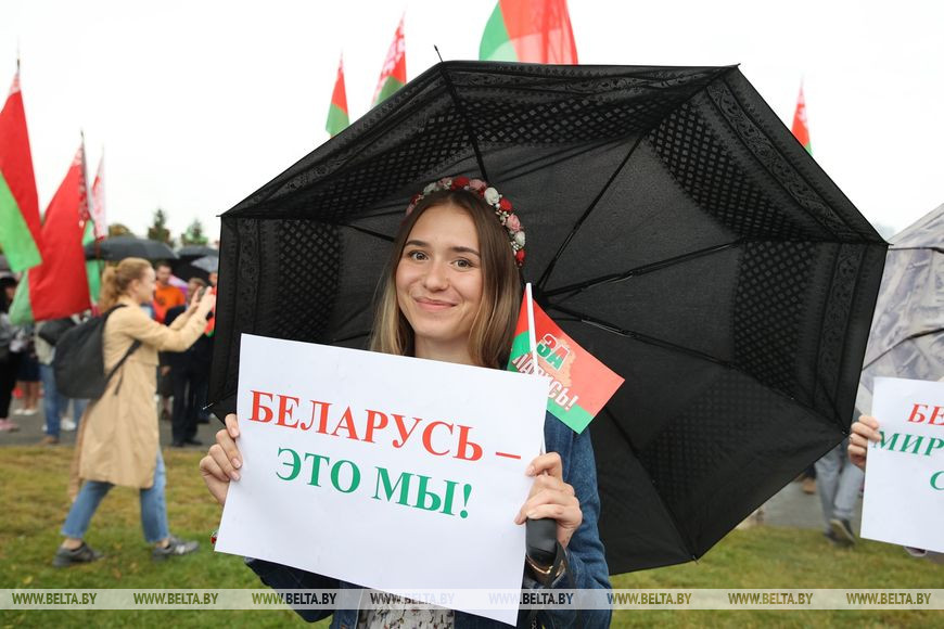 Joven manifestante en Minsk "Bielorrusia es nuestro país"