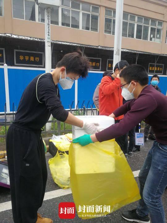 2. "I'm here for the second time to take samples!" Shi Zhengli, a researcher at the Wuhan Institute of Virology, Chinese Academy of Sciences, appeared at the South China Seafood Market at 17:00 on March 3. On the same day, she and her team took two boxes of samples.