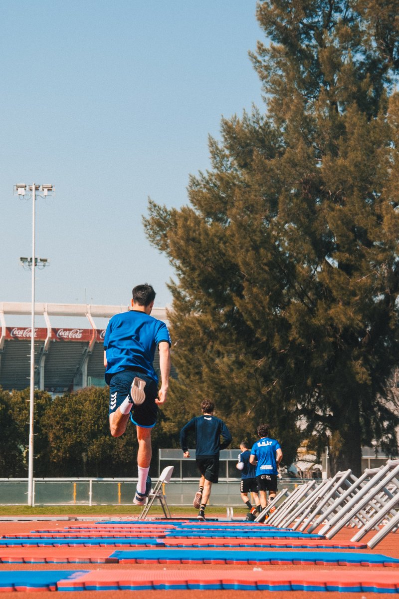 Bajo un estricto protocolo de sanidad, la Selección Argentina 🇦🇷 adulta masculina se entrena en el CeNARD y fortalece el aspecto físico de cara a un 2021 en que deberá afrontar el Mundial @EGYHandBall2021 y los Juegos Olímpicos <a href="/Tokyo2020/">#Tokyo2020</a>.