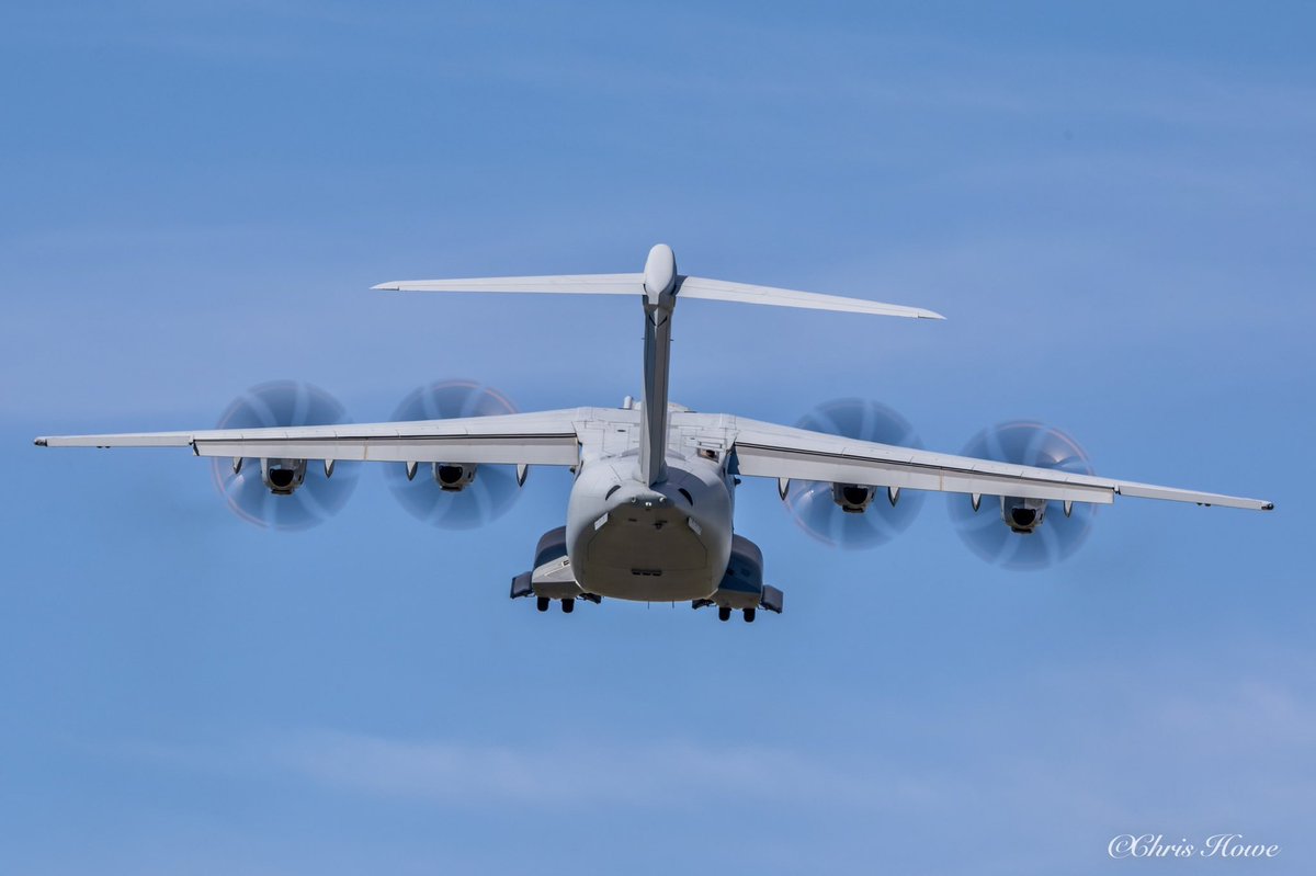  @AirbusDefence A400M Atlas 8-bladed scimitar propellers are made from a woven composite material. Powered by Europrop TP400-D6 engines rated at 11,000shp each.The TP400-D6 engine is the most powerful turboprop engine in the West to enter operational use.