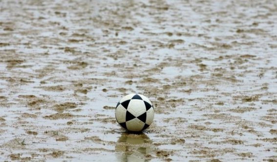 RT si tú también has jugado un partido con este balón (Mikasa) en un terreno de juego de tierra (barro).