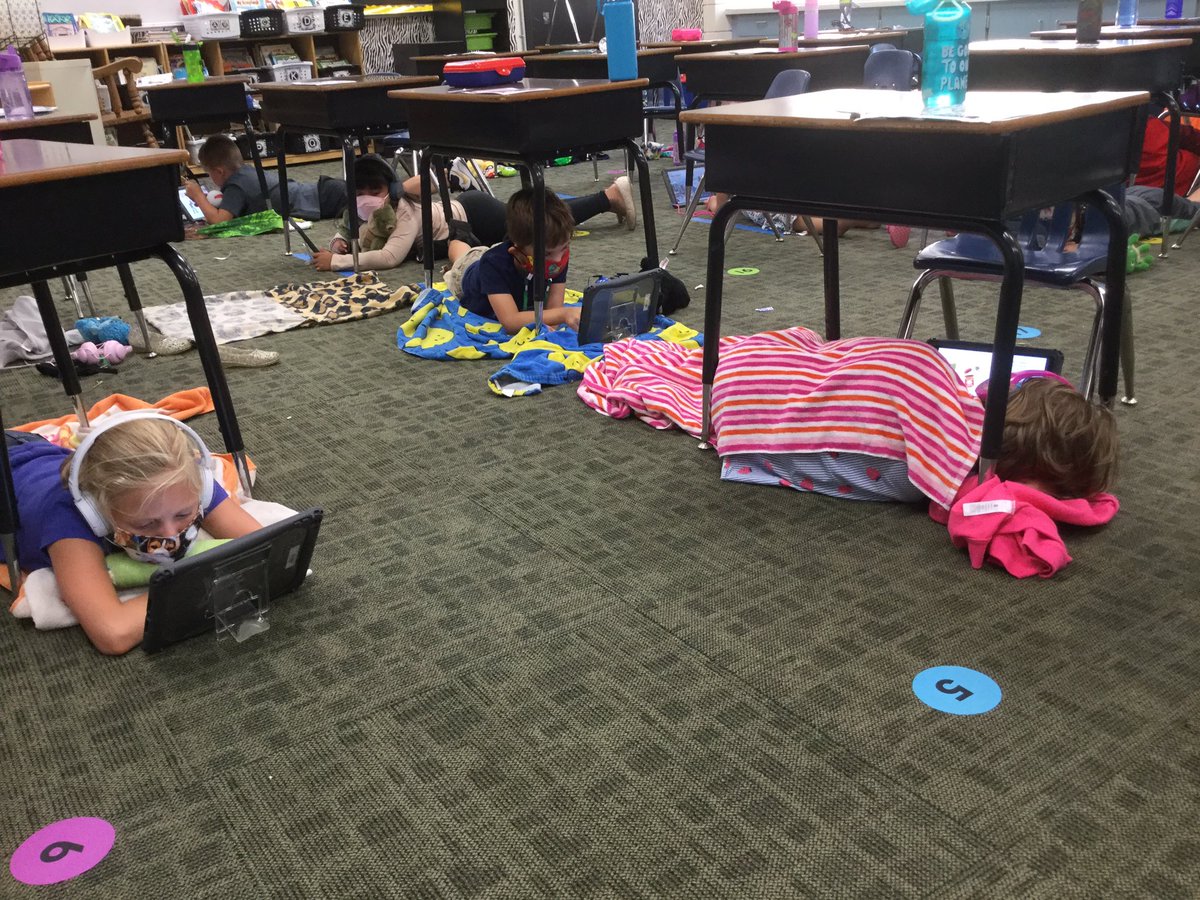 1GradeRocks's tweet photo. Avid readers find places to read everywhere. https://t.co/cCF2FPk8VC