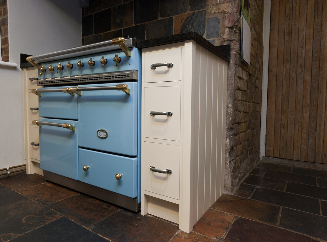 So simple yet so effective 👍
This beautifully coloured Cooker, housed with drawer stacks and complimented with a Tongue and Groove end Panel looks phenomenal against the tiled floor and exposed wall.
🔨
🔨
🔨
🔨
#kitchen #cooker #drawerstack #drawers #storage #lecanche #bespoke
