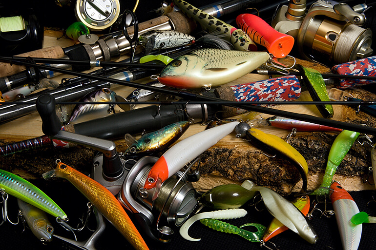 WFN's tweet photo. Before you go fishing, check out the TOP 5 bass lures used by the pros. And make sure the only bites you’re getting are from fish! Get a can of @OFFoutdoors! Click https://t.co/c6ZGHlfQfq for more. 
#Bassfishing #fishinglures #Outdoorfun #Makingmemories #Monstercatch #Outdoortip https://t.co/WrVTgQpYpt