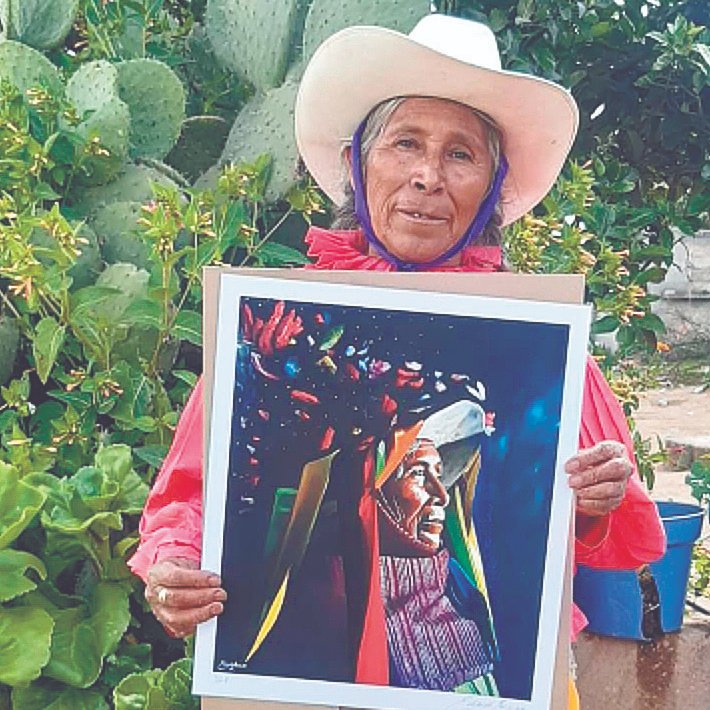 universalqro's tweet photo. #FotoNota 🙂 Macedonia Blas es una indígena queretana nominada al Nobel de la Paz.  Puedes apoyarla a sobrevivir a la #pandemia, comprando una obra de arte. ⬇

https://t.co/6LkiyRuOHy

📸: Cortesía https://t.co/w8NkmSGiPr