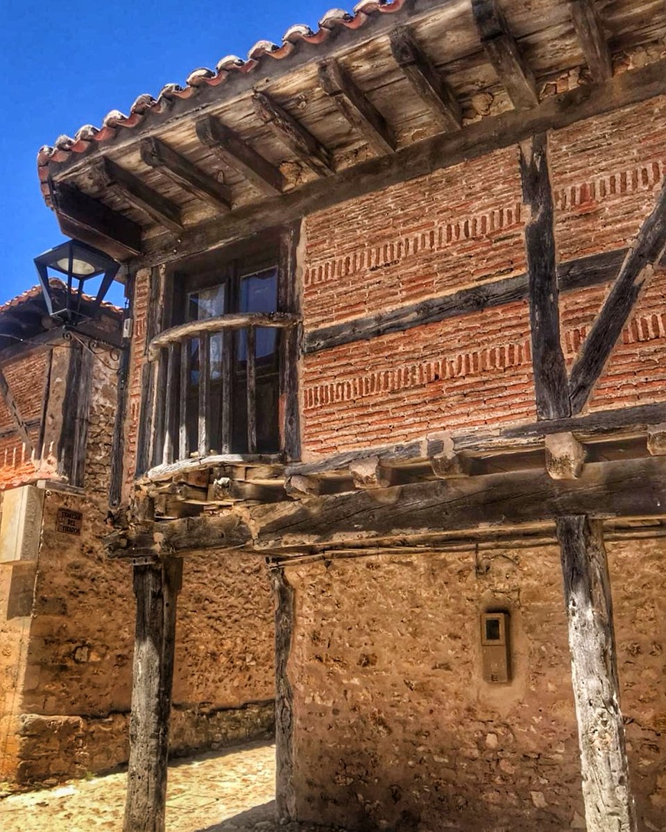 dettur_'s tweet photo. Del árabe 𝙲𝚊𝚕𝚊𝚝𝚊𝚝-𝙽𝚘𝚜𝚜𝚞𝚛𝚝 = Nido de Águilas, Calatañazor (Soria) se alza en la cima de una roca. Es una villa medieval con calles rebosantes de historia y leyenda. Las casas son de piedra, adobe y madera de enebro. https://t.co/oUJgssXwAO