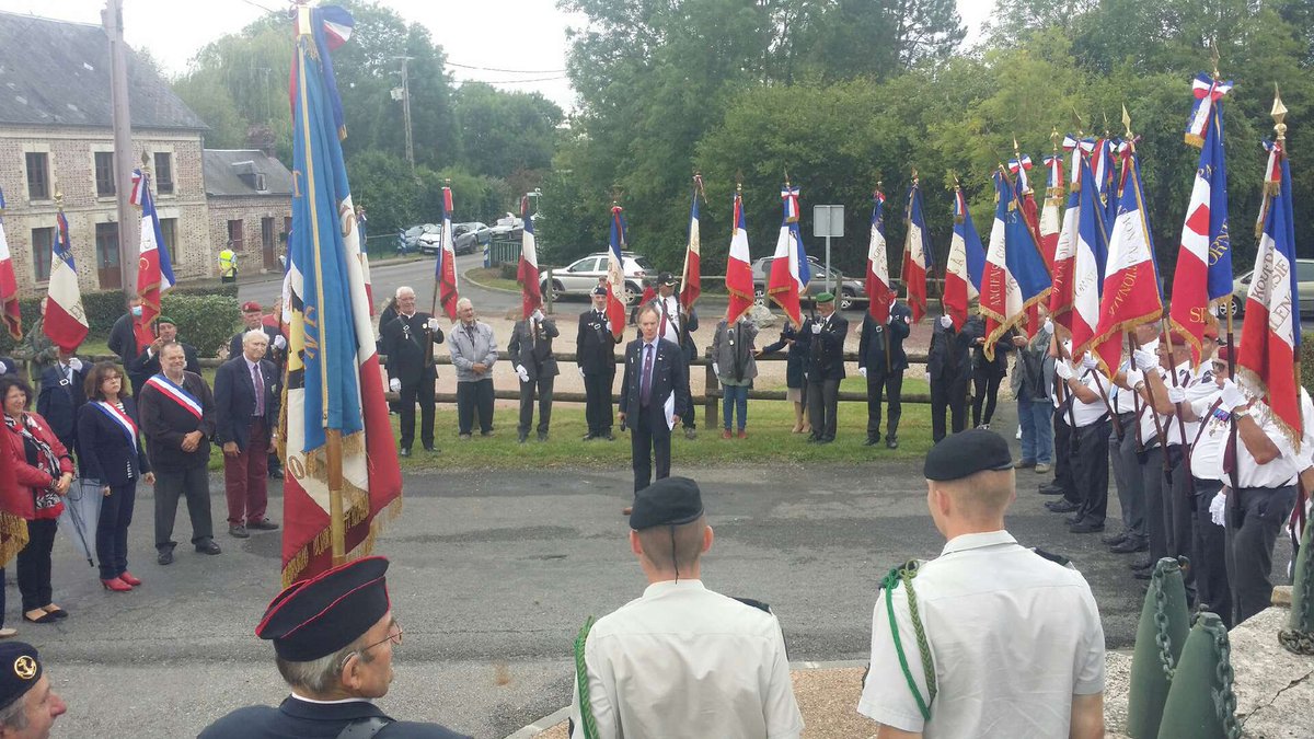 senateur61's tweet image. #Libération de la #Normandie #RouteLeclerc à #Ommeel #Exmes @ornedepartement imposant dispositif avec plus de 30 drapeaux à faire pâlir certaines cérémonies parisiennes @Gendarmerie_61 @LilianeGOYCETA @BAYARDChris @LbeauvaisBN