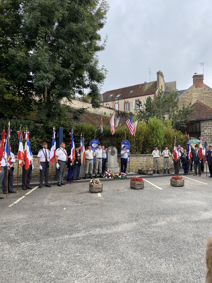 senateur61's tweet image. #Libération de la #Normandie #RouteLeclerc à #Ommeel #Exmes @ornedepartement imposant dispositif avec plus de 30 drapeaux à faire pâlir certaines cérémonies parisiennes @Gendarmerie_61 @LilianeGOYCETA @BAYARDChris @LbeauvaisBN