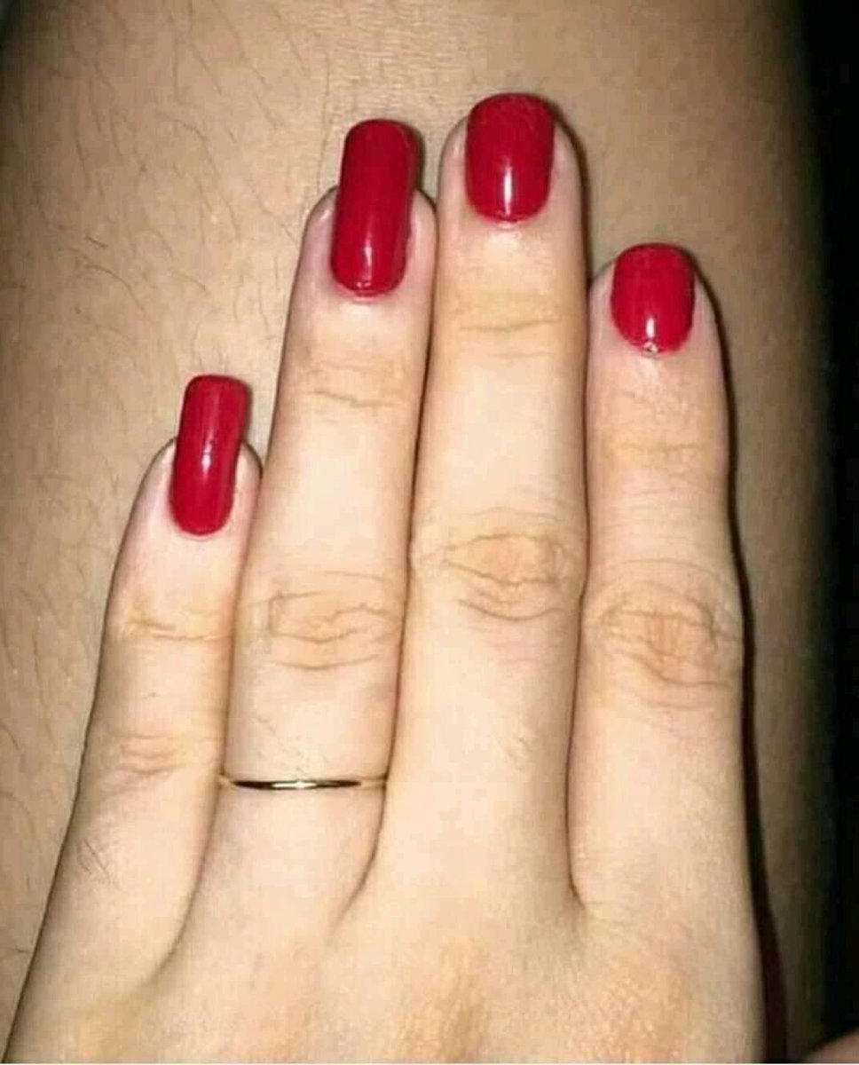 CosmicBittch's tweet photo. Cuando quieres las uñas pero también los labios rojos https://t.co/cR0htm0aN8