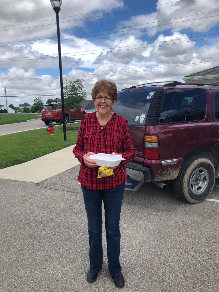 NorthRiverHC's tweet photo. Our Villa tenants really enjoyed the grab and go lunches they were able to pick up from the clubhouse. Georgie is ready to take hers home! #NorthRiverVillas #LivingTheVillaLife #GrabAndGoLunch https://t.co/za8P5eCPmC