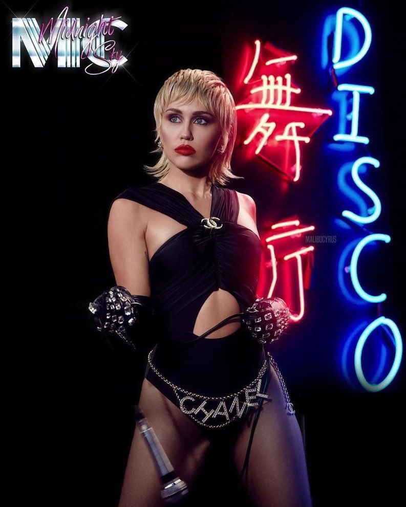 SmilerThing's tweet image. #MidnightSky  by @MileyCyrus is out NOW is available on all plataforms!

iTunes: music.apple.com/us/album/midni…

Apple Music: …

Spotify: …

Youtube: youtu.be/aS1no1myeTM