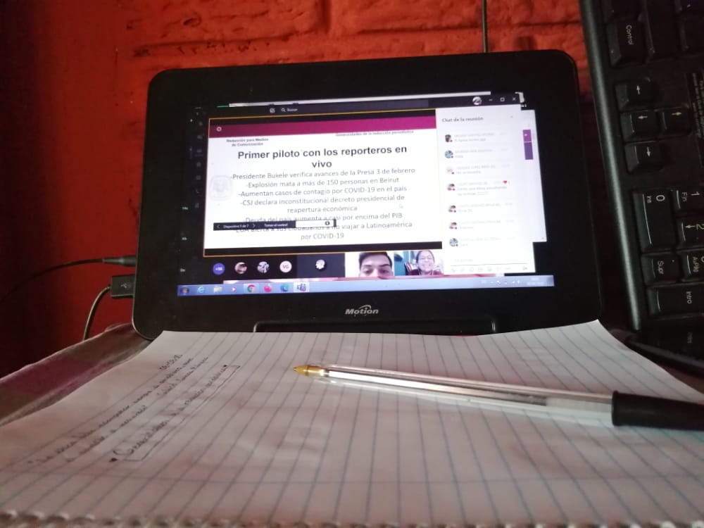 Witt_96's tweet photo. El día sábado 8 de agosto debido a la pandemia del #COVID19 la clase de #RPM02 comenzó de manera virtual, sin embargo, ese no fue impedimento para la docente y su docente auxiliar, quienes atrajeron a los estudiantes con su introducción al estilo periodístico. @RPMUtec https://t.co/TsoUgzNC6G