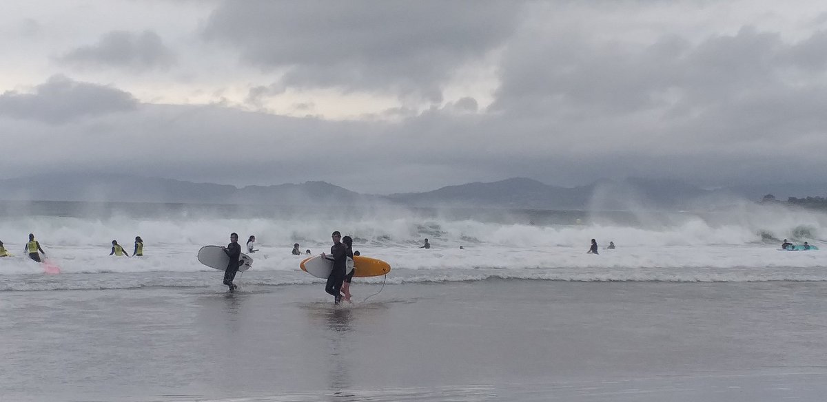 Kylie y los surferos en la playa de Patos <a href="/ConcelloNigran/">Concello de Nigrán</a>