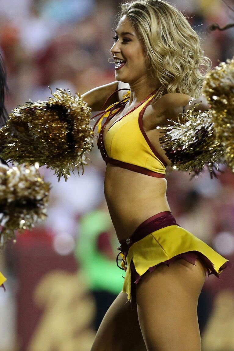1stlady_AshleyM's tweet photo. Time flies π€ thanks Ceci for the reminder that 8.19.17 was our first gameπ #EmeraldClass
How I feel dancing back at @fedexfield with my @1stLadiesOfFB #SocialDancing safely π https://t.co/7dOvGJyr9i