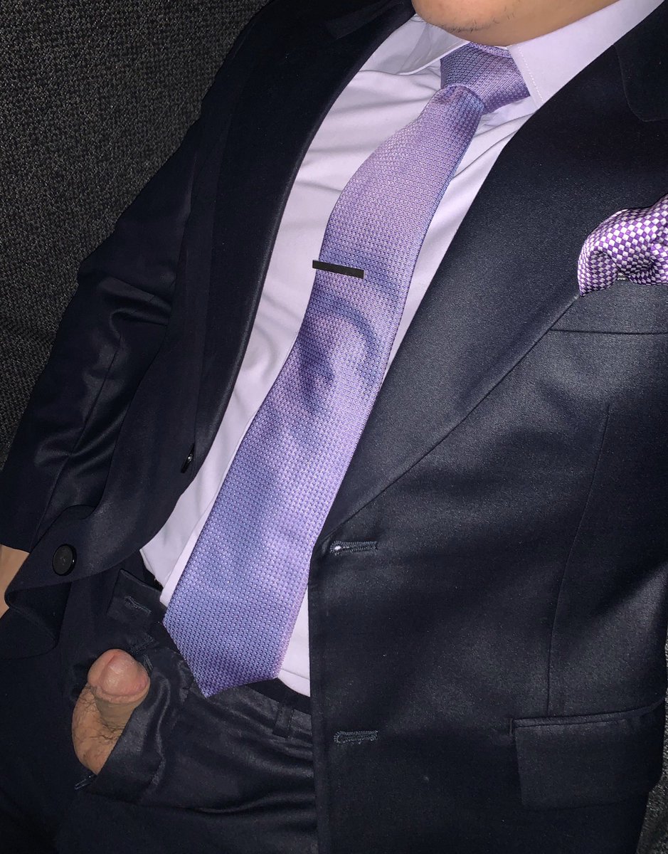 MrSuit30's tweet photo. Buenas tardes criminales, aquí tienen algo del contenido de @kieran60514543 😍🔥

#trajeadocaliente #suitfetish #suiteddaddy #suitandtiefetish #menatplay #bulge #bulgesuit #bulgedaddy https://t.co/YC0RsE0qnO