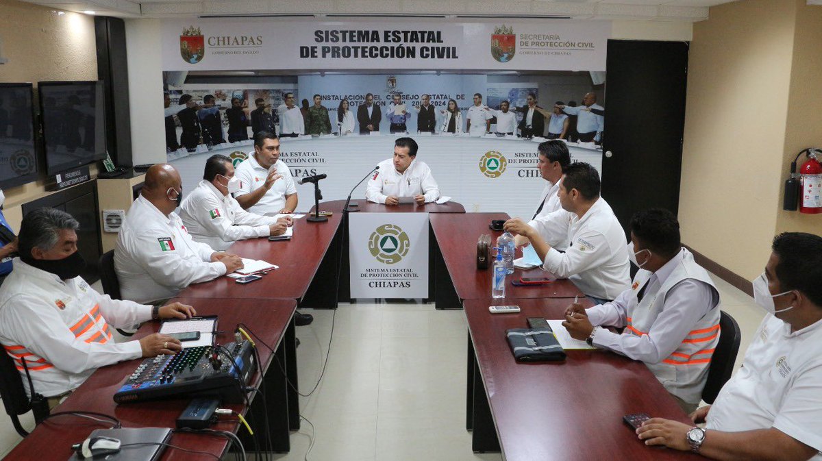 pcivilchiapas's tweet photo. Directivos y delegados regionales de #ProtecciónCivil realizaron reunión de trabajo para reforzar las acciones de #AsistenciaHumanitaria a través de la entrega de paquetes alimentarios que se brindan en coordinación con @bienestarmx y @GN_MEXICO_ más info https://t.co/mI2rS6lNFh https://t.co/G5PvEwxoqR