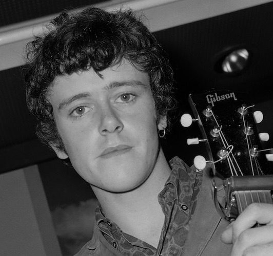 local folk scene of Glasgow. He then left his studies and in '64 had the opportunity to record a demo of "Catch the Wind" and "Josie", while the single came out in '65. As soon as the press found him, they viewed him as the "british bob dylan", a new identity in the folk scene