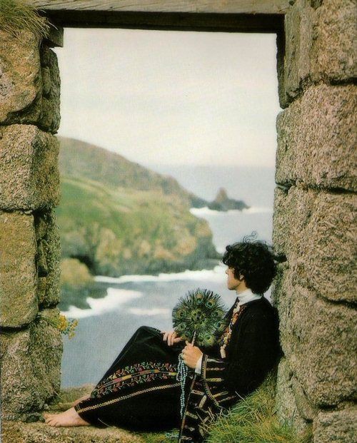 A thread to get to know Donovan and why he's an important piece of 60s culture that mustn't be forgotten 