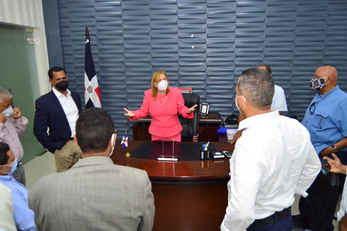 Iniciando la agenda del día en la Gobernación de la Vega.