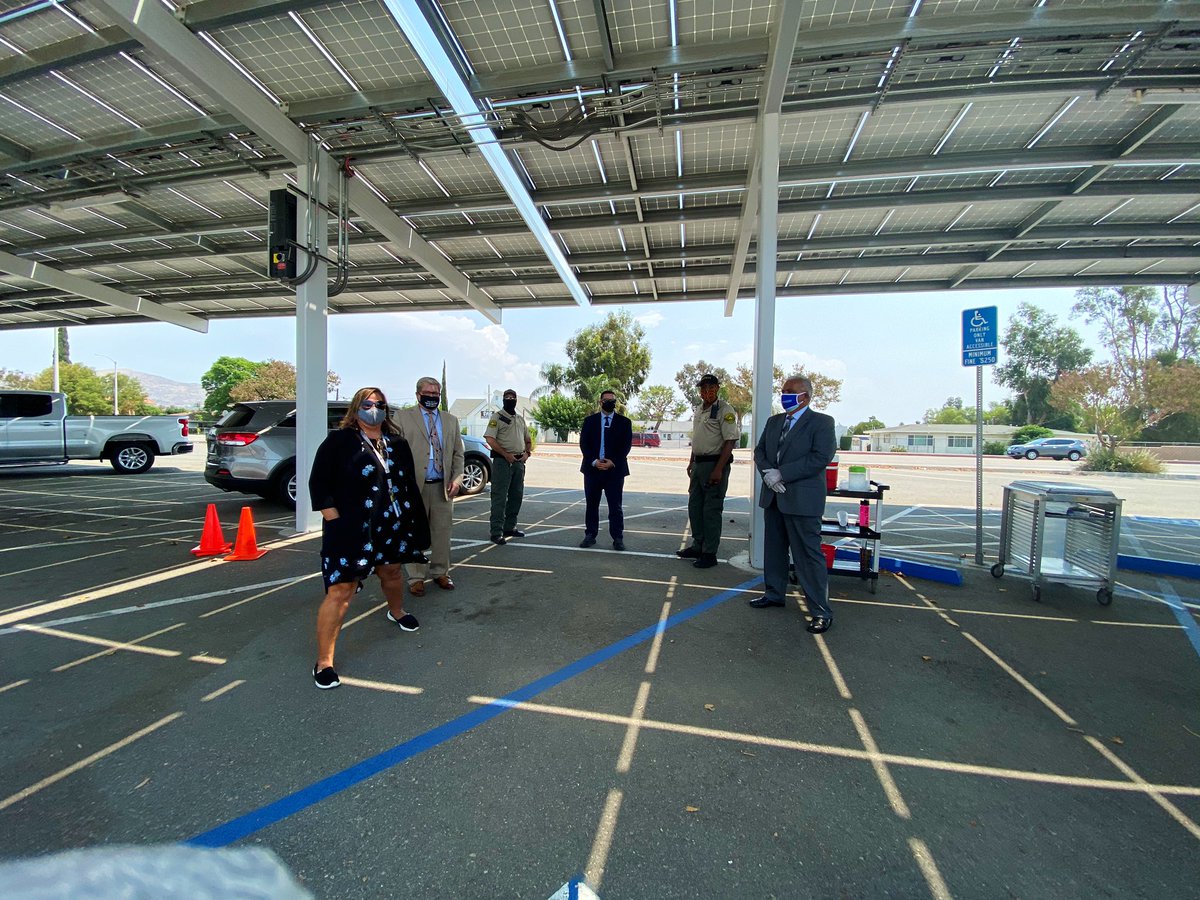SMMSMV's tweet photo. A big thanks to @DrKedziora and @JesusHolguin for stopping by our Grab and Go lunchtime today.  Thank you for your inspirational words of wisdom. #MVUSDFocusForward @MorenoValleyUSD https://t.co/z5gka6m5hM
