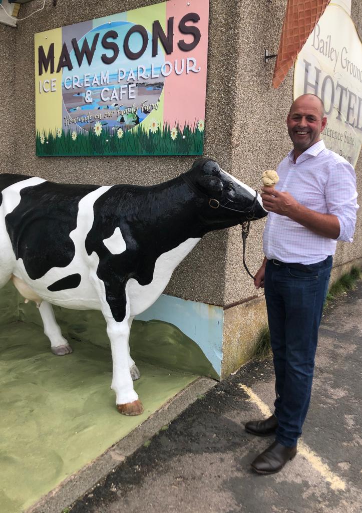 Bailey_Ground's tweet photo. Glad to see @m19mao making the most of his day out with @LizHoggarth https://t.co/oNF9cSQarl