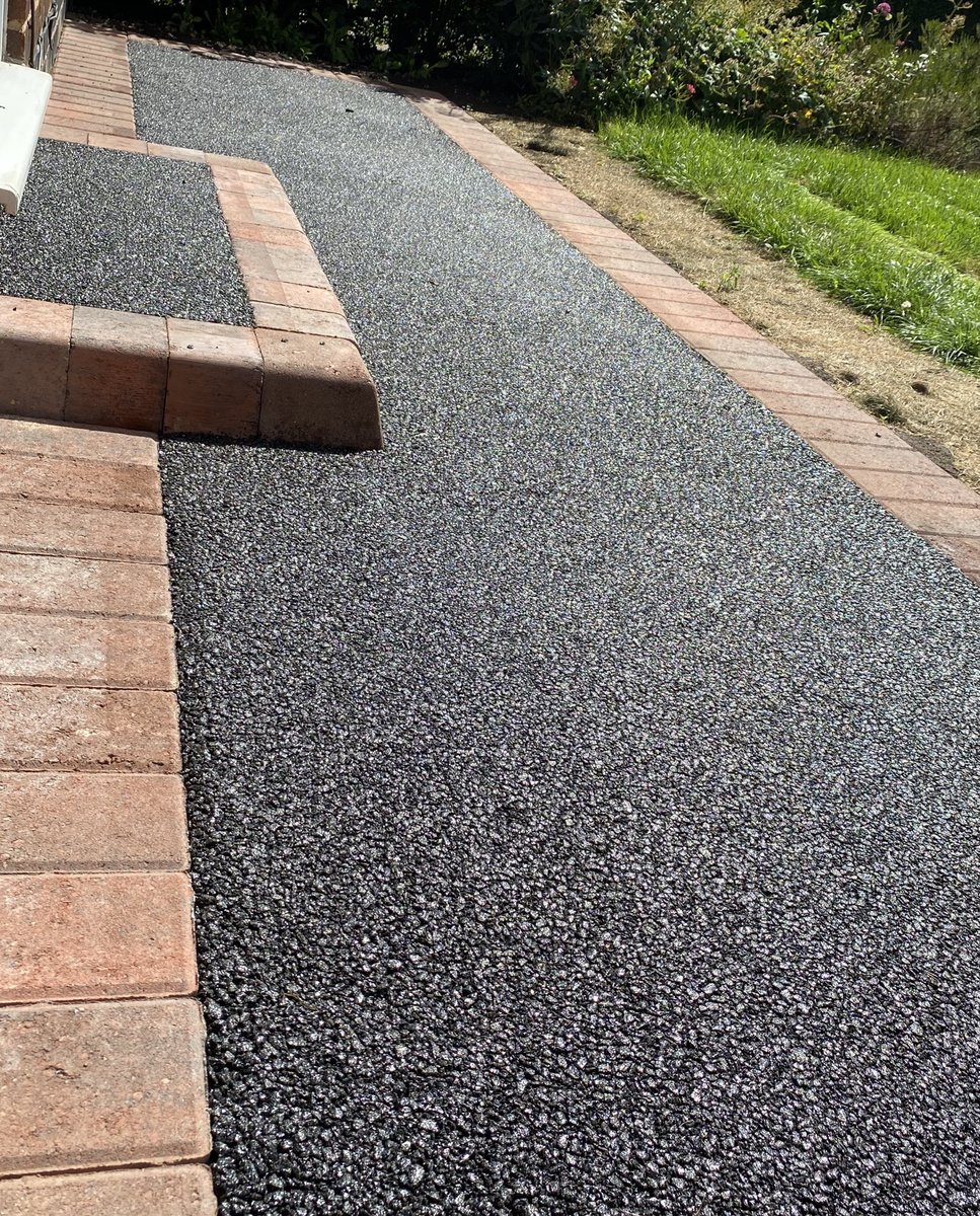 PBConstruction5's tweet photo. 🌟🌟🌟🌟Resin Driveway in Onyx 🌟🌟🌟🌟

Resin can give your home the best kerb appeal possible 😎 

Bookings now being taken, for a free no obligation quote,  please get in touch  07717748126.  #daltex #resindriveways @resinbondedaggs https://t.co/0hAXwWl3k7