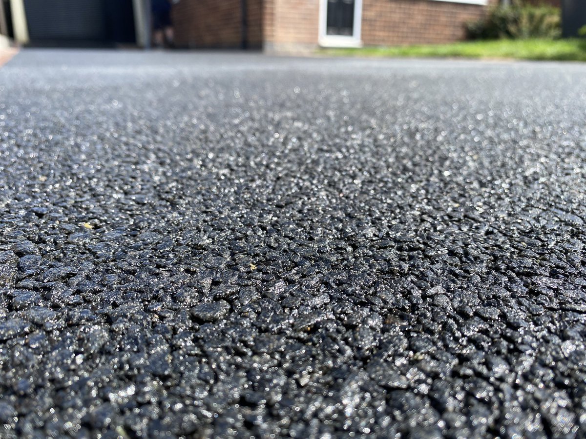 PBConstruction5's tweet photo. 🌟🌟🌟🌟Resin Driveway in Onyx 🌟🌟🌟🌟

Resin can give your home the best kerb appeal possible 😎 

Bookings now being taken, for a free no obligation quote,  please get in touch  07717748126.  #daltex #resindriveways @resinbondedaggs https://t.co/0hAXwWl3k7