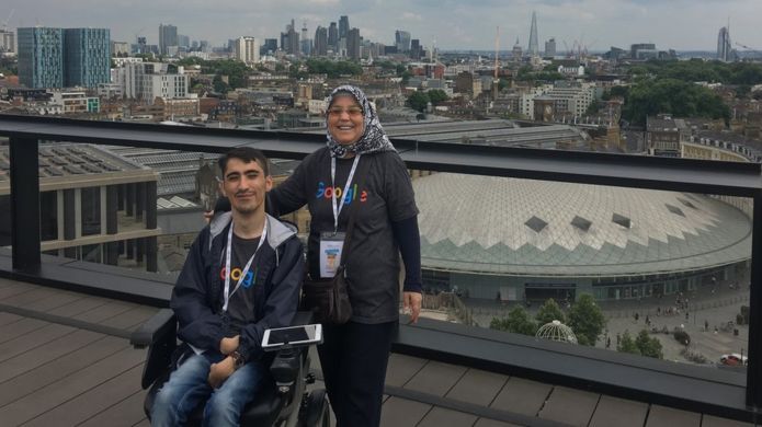 Nilgül Çiçek, engelli oğlunu 17 yıl boyunca okula getirip götürdü. Bilgisayar mühendisi olan Muratcan, Amerika'da Google tarafından burs kazanan ilk Türk oldu...

Medyanın ilgi duymadığı habere biz ilgi duyalım...

Tebrikler 👏👏