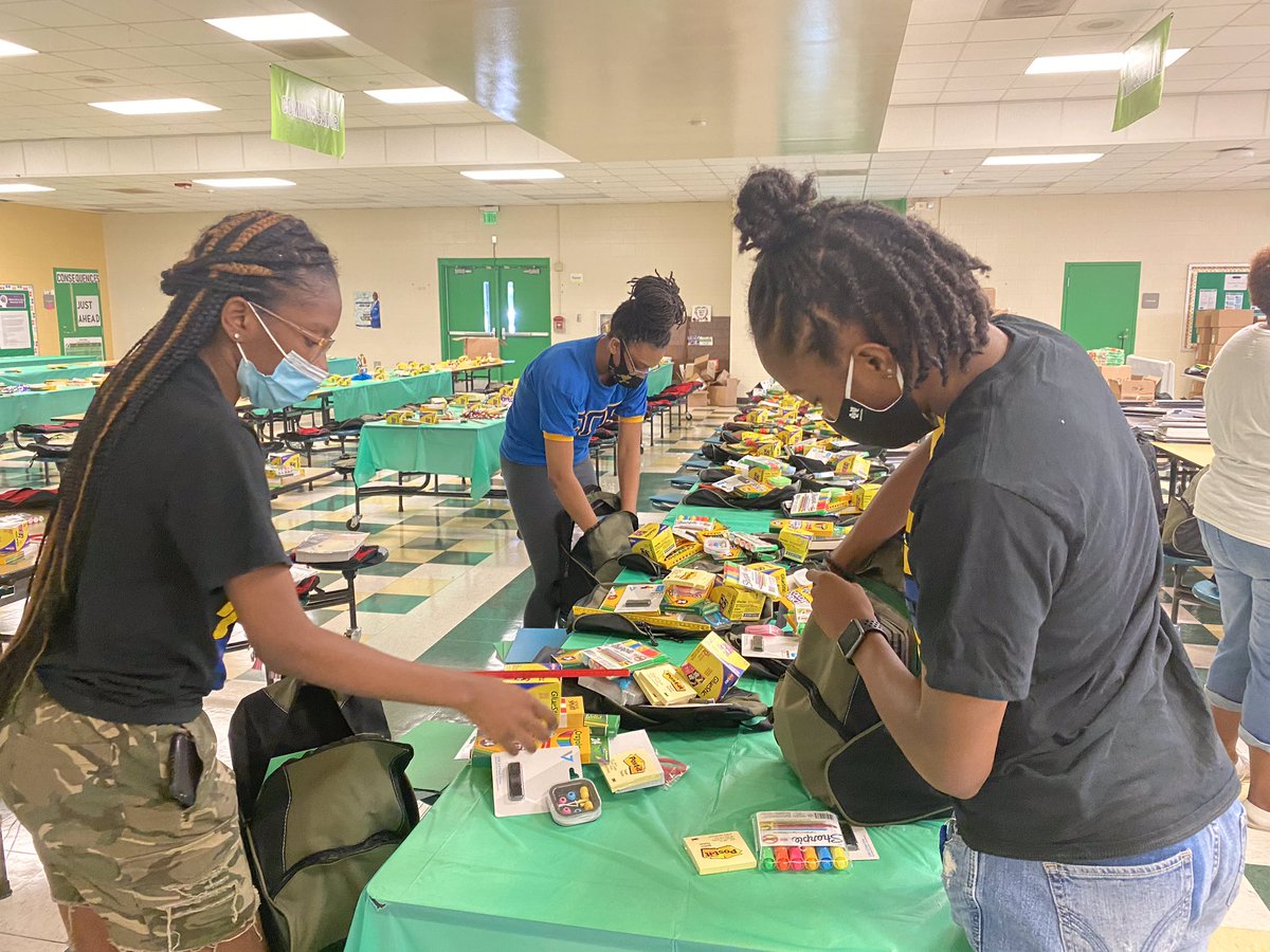 vickylynnlynn's tweet photo. Day 1 of #OperationBookBag ๐๐
โNever miss an opportunity to help others!โ๐๐พ
#sigmagammarho #poodlesatwork https://t.co/6qhtTjndIj