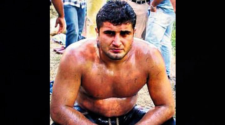 Bu olayı bilmiyordum. Milli güreşçi Recep Çakır 2008 yılında 23 yaşındaki kadına tecavüz etmiş. 23 yıl ceza almış. Şimdilerde yeni çıkan sosyal medya yasasındaki "unutulma hakkı" kapsamında hakkındaki haberleri sildirmeye başlamış. artık unutur muyuz peki? #RecepÇakırTecavüzcüdür