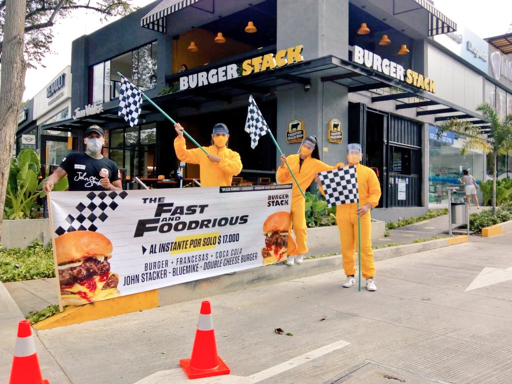 StevenValenciaM's tweet photo. Mi equipo y yo siendo felices trabajando 😎😍 #burgerstack 
10 segundos y tu pedido está listo 😉 https://t.co/5GLhgSjOYZ