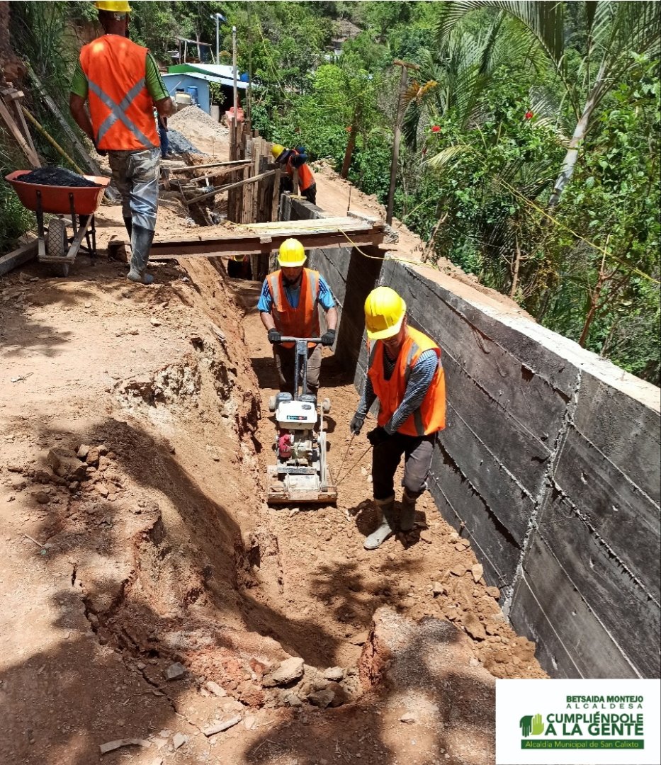 AlcaldiaSanCa's tweet photo. La Alcaldesa @MontejoBetsaida gestionó la construcción de un muro  en concreto reforzado en el corregimiento de Algarrobos, con el objetivo de garantizar estabilidad a  las losas de concreto.
La obra, favorece  a los habitantes de esta zona rural del Municipio de San Calixto. https://t.co/MQBIyN0FdV