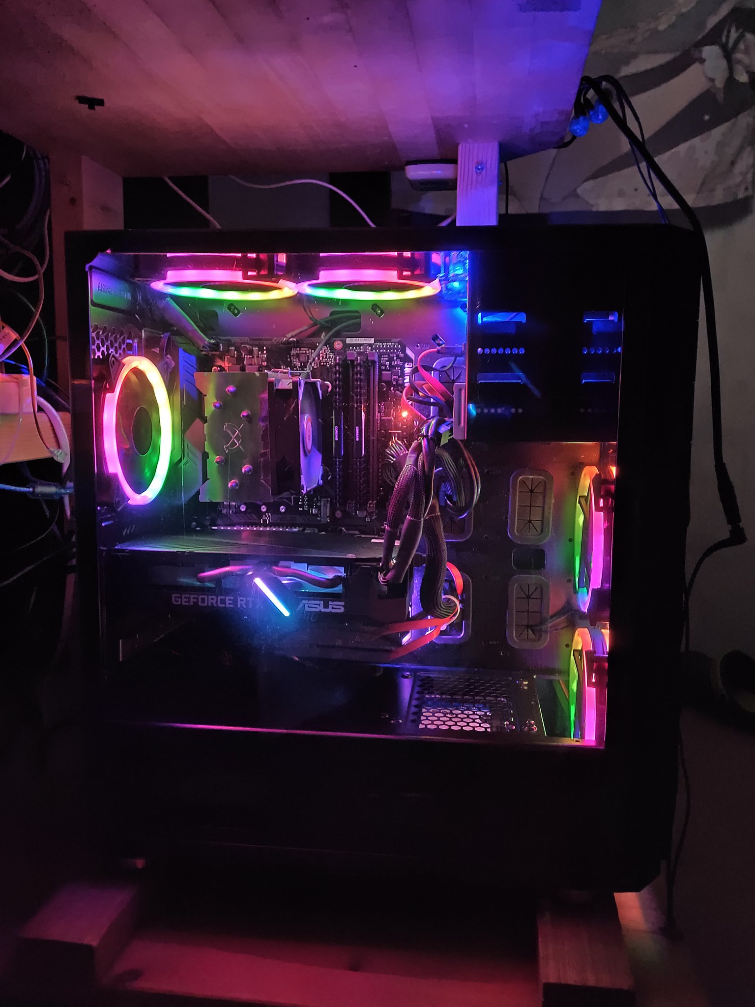Th庭師 お前らのpcデスク周り晒してけ お前らのpcデスク周り晒していけ 機材が色々と変わったので更新 メインデスクとサブデスクと自作pc 壁紙が全部幽々子っていう 笑 T Co Ylgeuwic3s Twitter