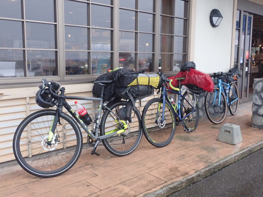 親友と二人でキャンプツーリングに憧れて最初は5人就寝できるロッジ型テントとBBQコンロ、ホワイトガソリンのツーバーナーと炭と断熱シートとシュラフと食料（主にカップ麺w）を内装3段変速のママチャリで運んで、交代で坂道を登ったのは良い思い出(*´ω｀*) 