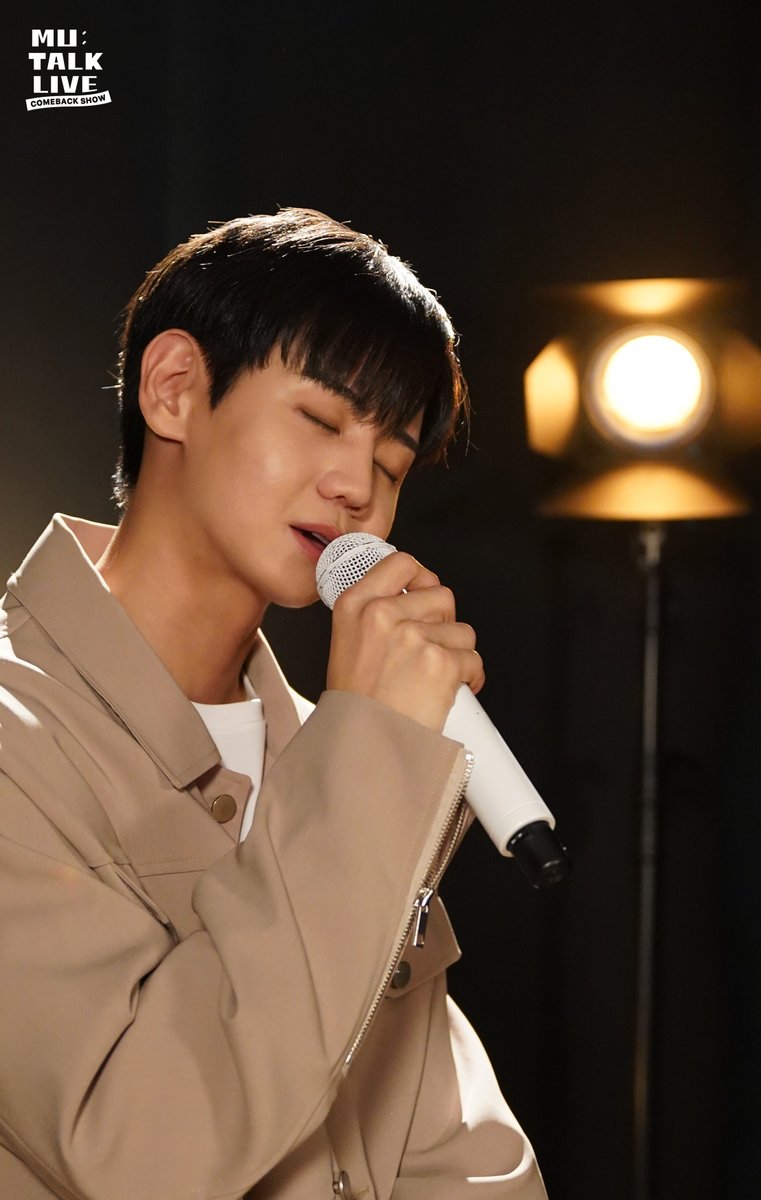 kakaotv_mutalk's tweet photo. 🎁뮤톡라이브 두 번째 티저 촬영 현장 MC 스틸컷🎁

요섭이 얼굴은 C급이야 진짜...
.
.
.
문화재 등록 시급💖

[COMEBACK SHOW MU:TALK LIVE] 9월 14일 첫 공개!
#카카오TV #뮤톡라이브 #양요섭 #요섭 #MC #라이트 #하이라이트 #컴백쇼 #COMEBACKSHOW #MUTALKLIVE https://t.co/uY4WiuVmDj