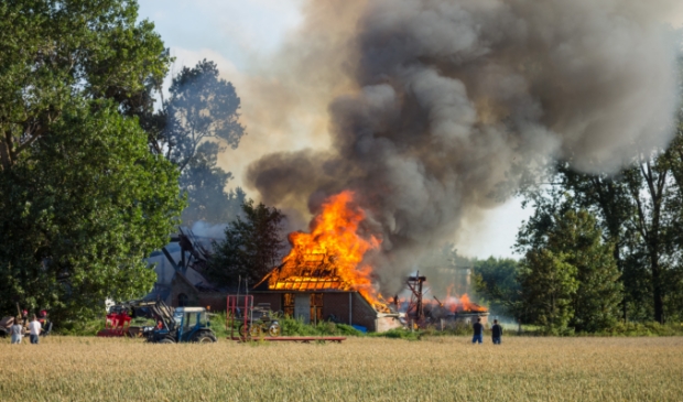 Politie vermoedt brandstichting bij boerderijbrand Roodeschool -...