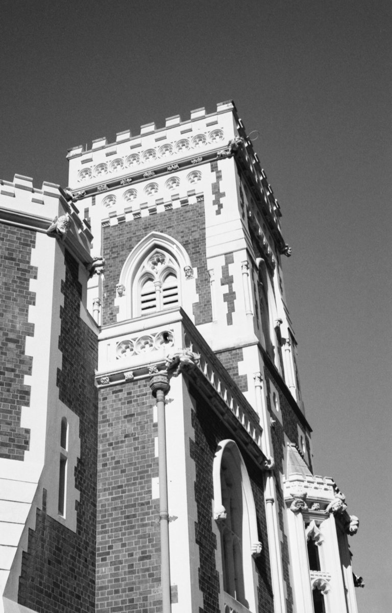 Courtly prowess.

#isolation #lockdownnewzealand  #HighCourt #waterlooquadrant #rahui #blackandwhitephotography #minolta #filmisnotdead #filmisalive #filmisbetter #ilfordxp2 #ilfordxp2super400 #ilford #digitisation #scanning #auckland #architecture #heritagebuilding #castles