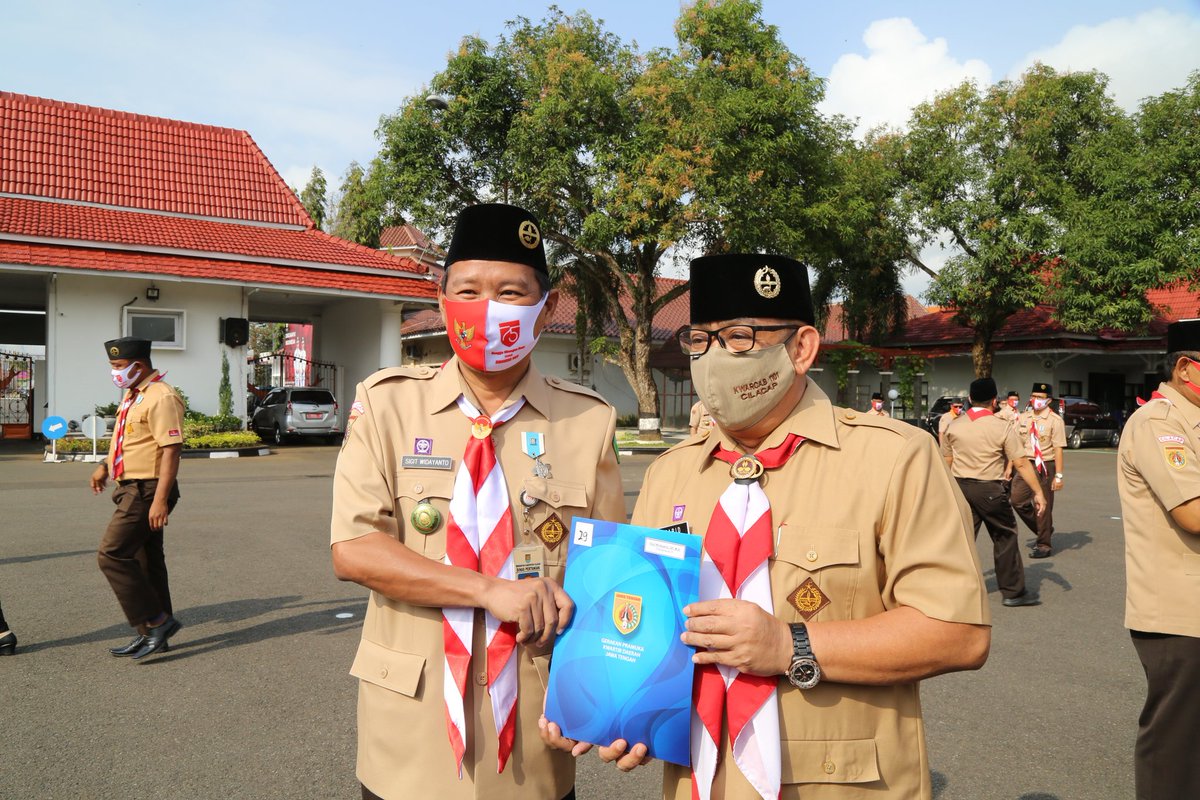 Dispertan_Clp's tweet photo. Kepala Dinas Pertanian Kab. Cilacap @ClpSupriyanto dan Kabid Sarana dan Prasarana Sigit Widayanto,  mendapat Penghargaan Pancawarsa dari Kwarda Jawa Tengah yang diserahkan oleh Sekretaris Daerah Kab. Cilacap, Bapak Farid Ma'ruf, selaku Ketua Kwarcab Cilacap. https://t.co/HQAVpMn8q2