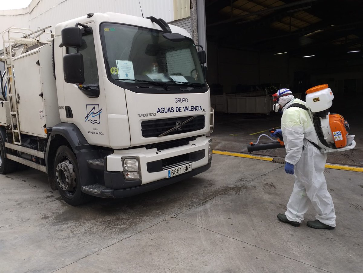 🌇 Empezamos el día preparando nuestros vehículos🚚, sometiéndolos a un estricto sistema de desinfección para trabajar en la máximas condiciones de seguridad #ISG