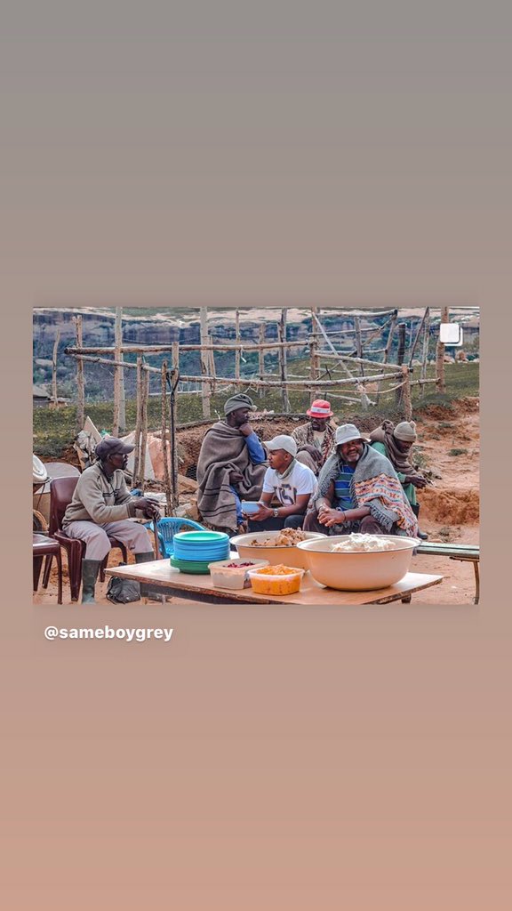 sameboygrey's tweet photo. Meanwhile in wakanda

#RipChadwickBosman 
#WakandaForever 
#funeral https://t.co/Ke8N28062b