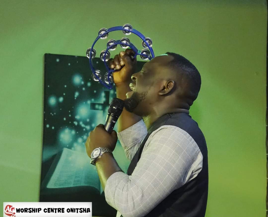 Everyone that touches your hand today, will leave a gift💰🎁 in your hand🤲

Amen!!!