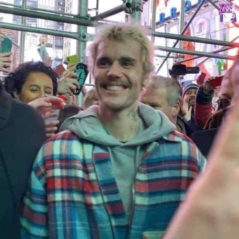 Euginearinda's tweet image. Bieber looks like a roofer that disappears on payday after you give him his check 〽️〽️