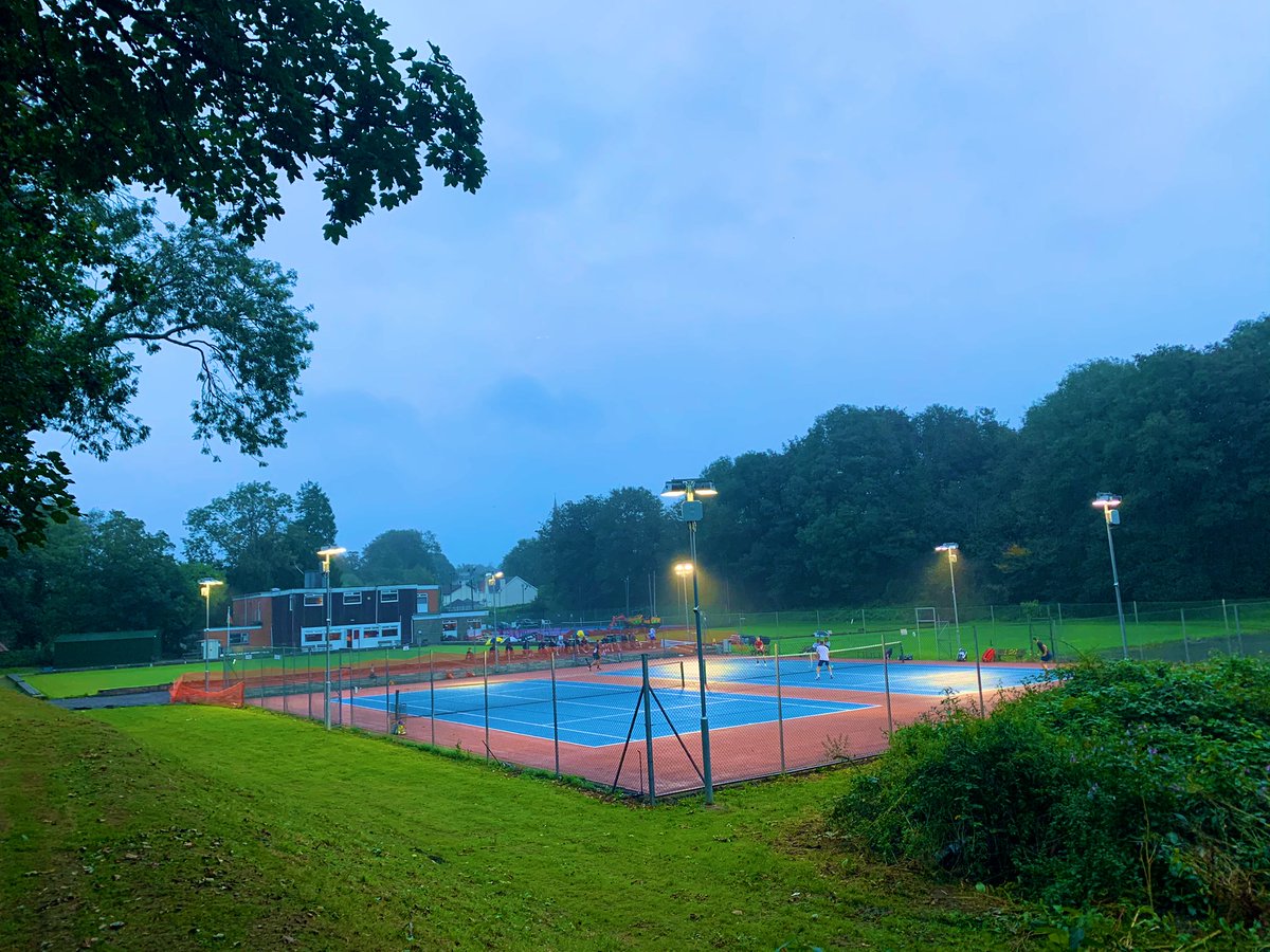 leannemclellan4's tweet photo. Might have been raining but the lights lite up the bottom courts for an epic match for the young guns. Well played Simon and Ben. Pleasure to watch even in the ☔️ #future #champs #tenniswales #tennis https://t.co/XWTZfQD0gi