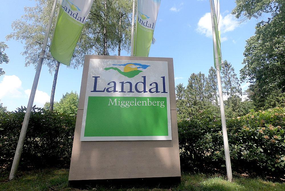 vakantieparken's tweet photo. VIDEO: Vakantiepark Landal Miggelenberg 🍀👉 https://t.co/mPwqoMN59f "Prachtig park op de Veluwe!" 🦌😍 #Landal #OntdekLandal #Miggelenberg #Veluwe @landalnl @LandalMBG #vakantiepark #parkvakanties https://t.co/pq2P2RzJaW