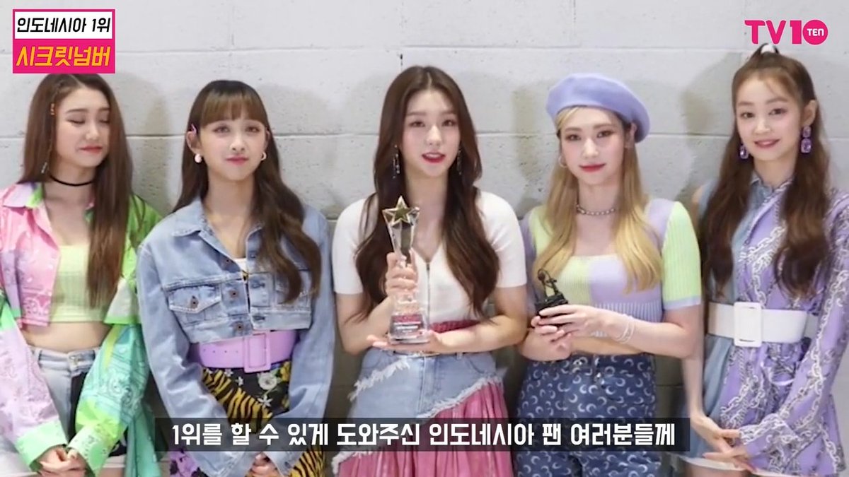ChuStanSN5's tweet photo. Dita grogi ngomong dukung sampe kurang huruf g nya 🤭
Ga papa dit kita tau gimana perasaan kamu, gimana bahagianya kalian udah dapet trophy TTA. Sayang kalian dan akan terus mencintai dan dukung kalian dgn sepenuh hati 😍💕
First Trophy Secret Number
@5ecretNumber
#SECRETNUMBER https://t.co/XoIPBUyoyN