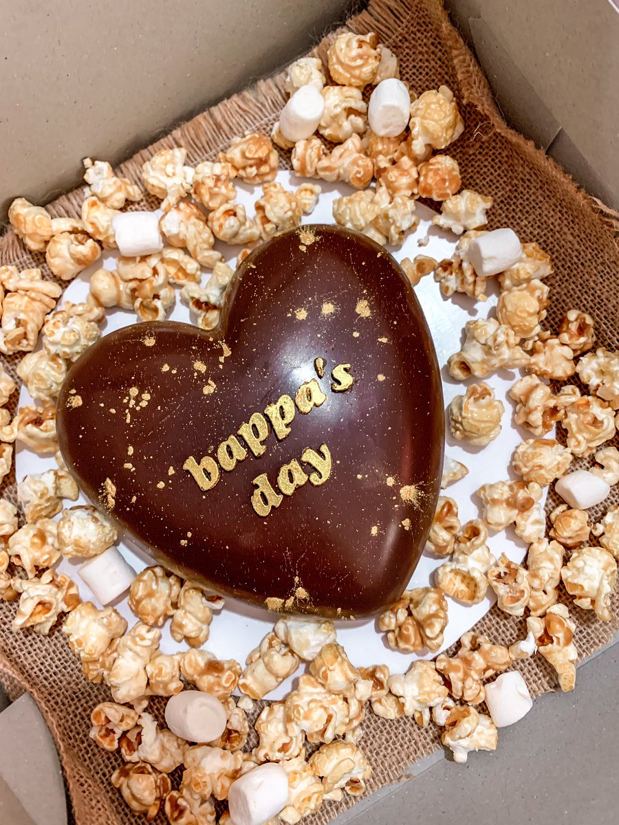Baking__room's tweet photo. Dark chocolate Smashcake filled with mixed chocolates and caramel popcorn 🤍 #smashcake #chocolate #baker #bake https://t.co/0fb2SNl2Wk