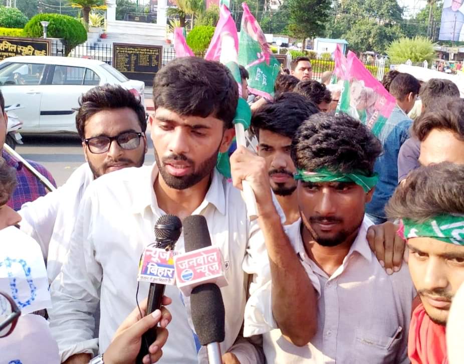 Arvindyadav6757's tweet photo. #शर्म_करो_सरकार_कहां_गया_युवाओं_का_
रोजगार
#_Nitish_Kumar
#सुशील_कुमार_मोदी
#नरेंद्र_मोदी
#_भारत_सरकार https://t.co/DltDF07sAr
